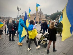 Folkemengde_med_Ukrainske_flagg
